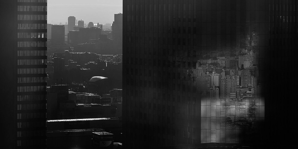 写真:近未来的な雰囲気のオフィスの入り口。ACESと書かれた看板が中央に見える。